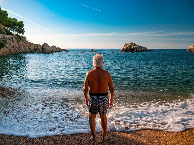 Aquest estiu han mort en el bany 12 persones a les platges i 4 en piscines. (Foto: Generada amb IA - Adobe Firefly).