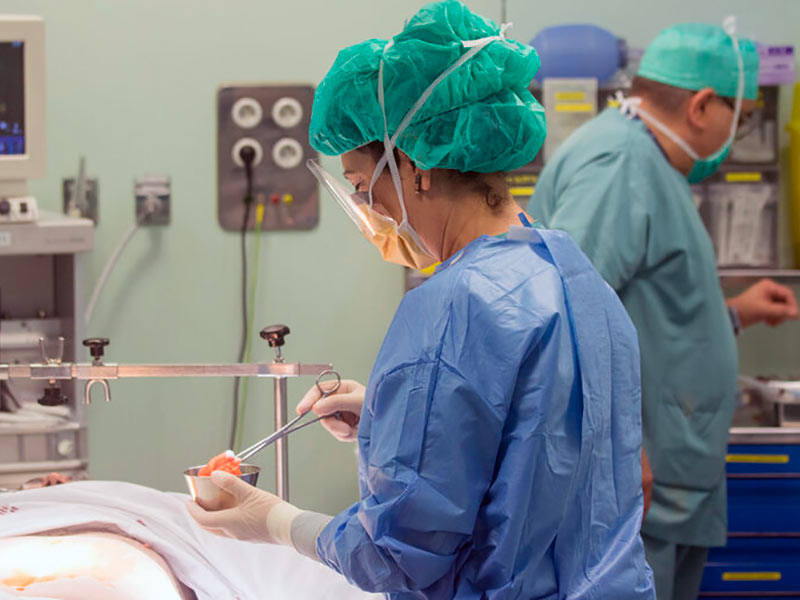 Una intervenció quirúrgica a l'hospital de Palamós. (Foto: SSIBE).