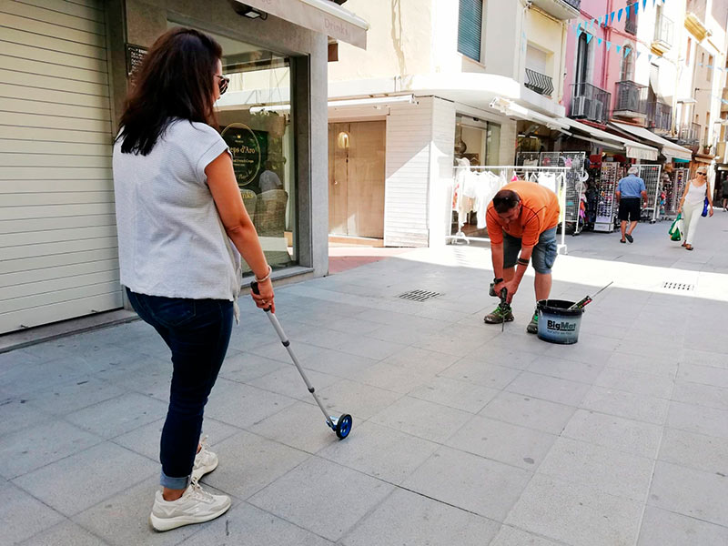 Tècnics de les àrees de Via Pública i Brigada delimitant l'ocupació d'un negoci del carrer Major. (Foto: Ajuntament de Palamós).