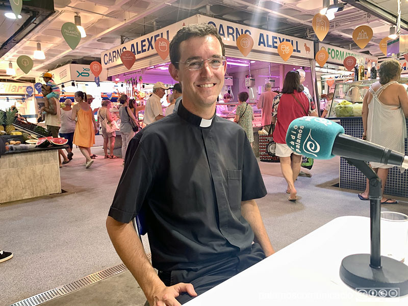 Mossèn Pere Narbon, aquest passat divendres en el decurs del programa 'Ple al 15'.