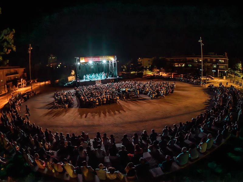 La Plaça de Josep Sarquella plena de gom a gom durant un dels concerts del festival 'Amb So de Cobla'. (Foto: Amb So de Cobla - Gemma Martz).