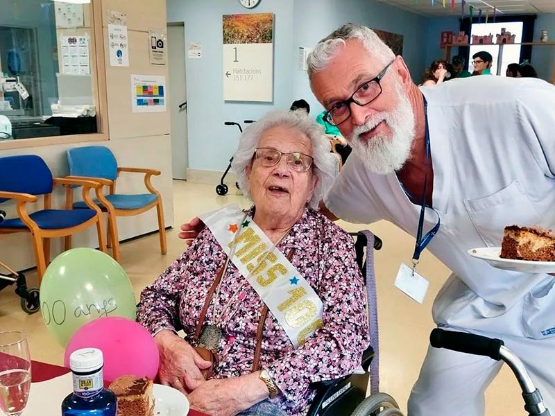La Paulina Farret Sulé ha celebrat els seus 100 anys al centre Palamós Gent Gran. (Foto: SSIBE).