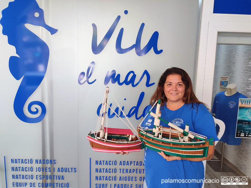 Ester Yesares, del CN Palamós, amb dos vaixells artesanals que formen part dels premis de la travessa.