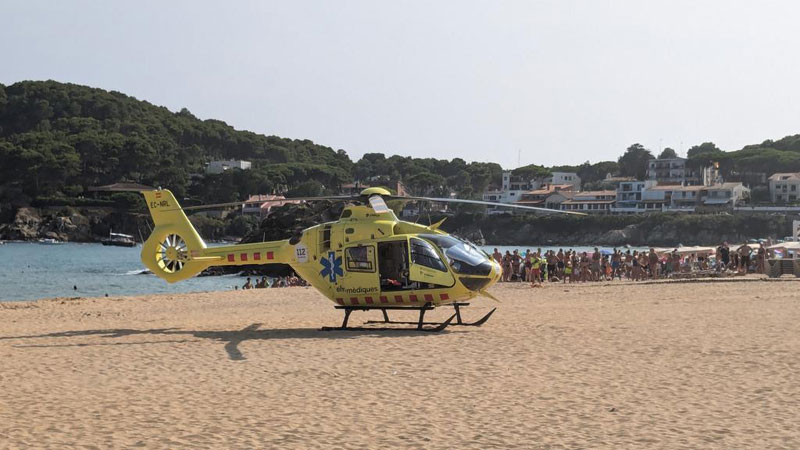 L'helicòpter del SEM, aquesta tarda a la Fosca. (Foto: Sistema d'Emergències Mèdiques).