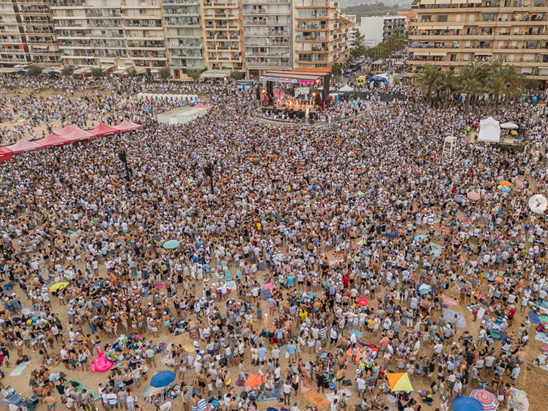 La platja de Sant Antoni plena de gom a gom divendres passat. (Foto: Orquestra Di-versiones).