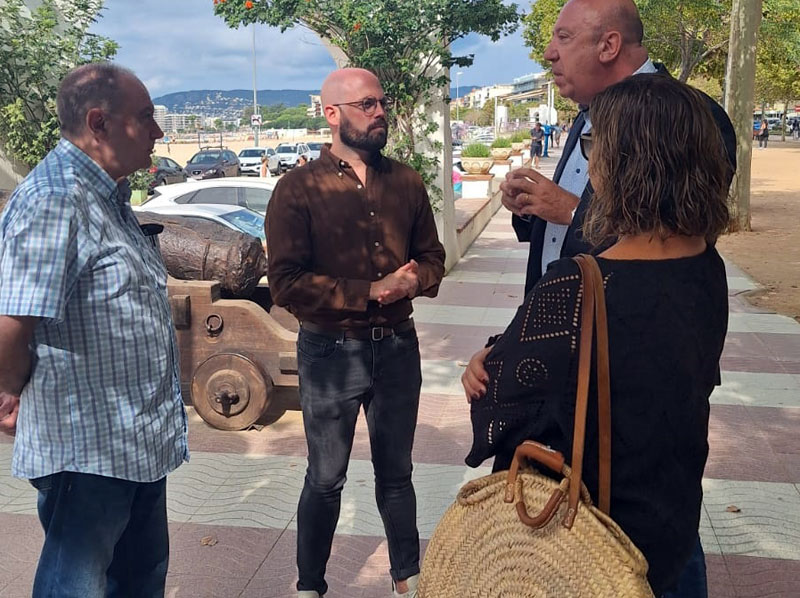 Representants locals de Junts amb el senador Bagué, al passeig del Mar. (Foto: Junts per Catalunya).