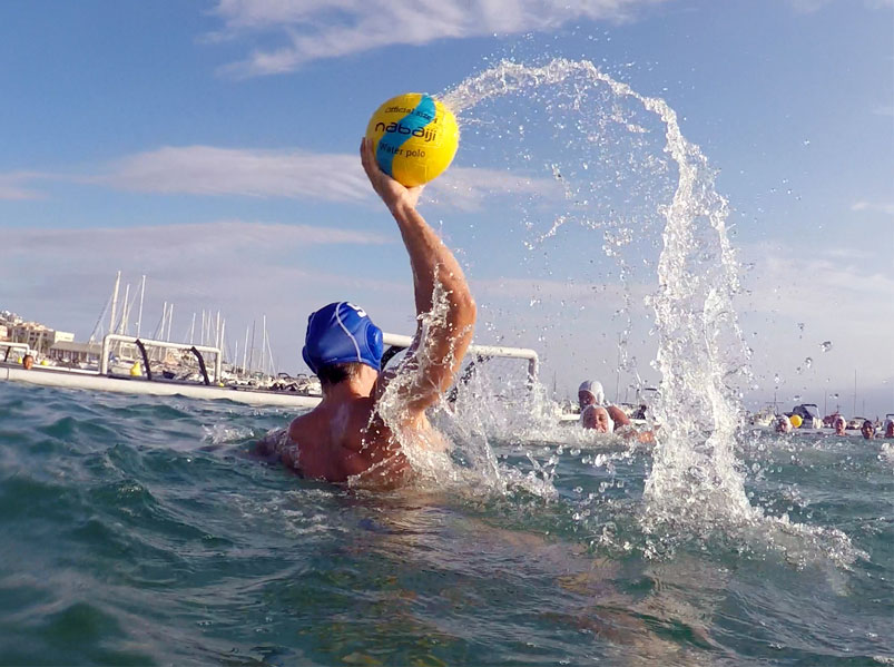 Un partit del Beach Water Polo a la platja Gran de Palamós. (Foto: Ajuntament de Palamós).