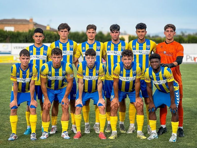 L'onze inicial del Palamós en el darrer amistós davant el Peralada. (Foto: Palamós CF).