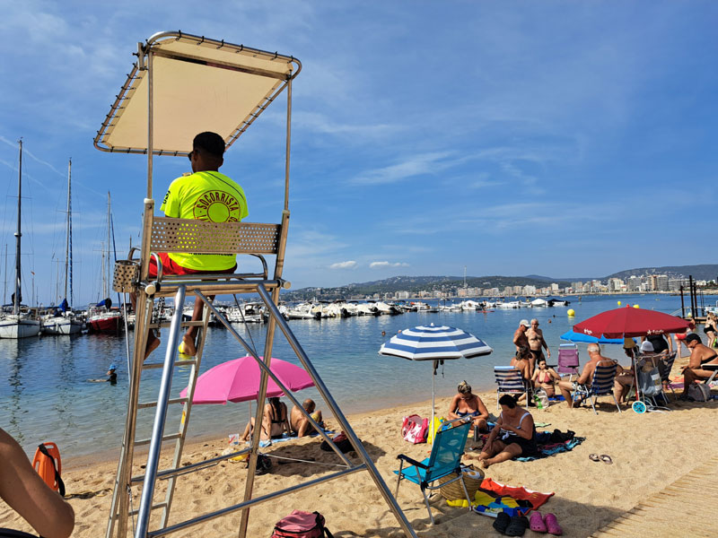 Un socorrista vigila a la platja Gran de Palamós. (Foto: Ajuntament de Palamós).