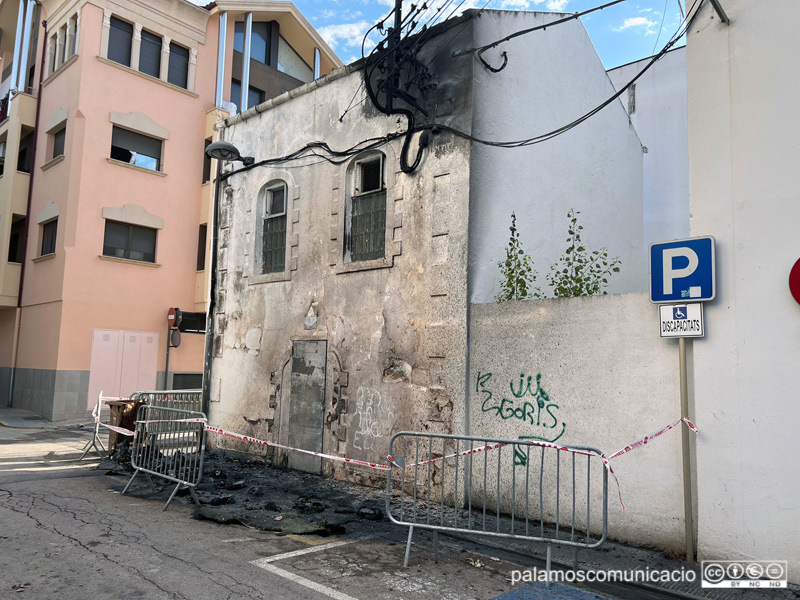 El lloc on s'han cremat els contenidors, aquest matí. 