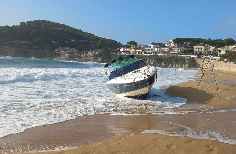 Una de les embarcacions avarades a la Fosca, i l'altra al fons. (Foto: Carles Bravo)