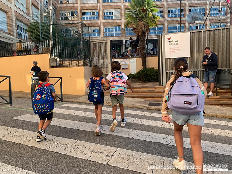 Un grup d'alumnes de primària entrant a l'Escola Vedruna, aquest matí.
