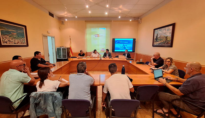 Reunió de presentació del servei d’oficines bancàries mòbils al Consell Comarcal. (Foto: Consell Comarcal del Baix Empordà).