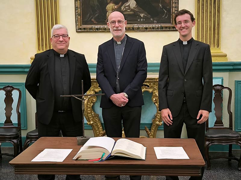 A l'esquerra, Mn. Emili Galan, nou rector de Palamós, acompanyat pel bisbe de Girona, Octavi Vilà, i Pere Narbon, l'anterior rector de Palamós.