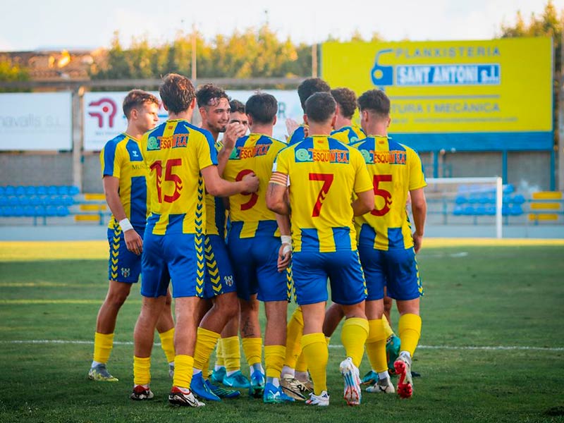 Els jugadors del Palamós en un moment del darrer partit de pretemporada. (Foto: Palamós CF - Laura Heras).