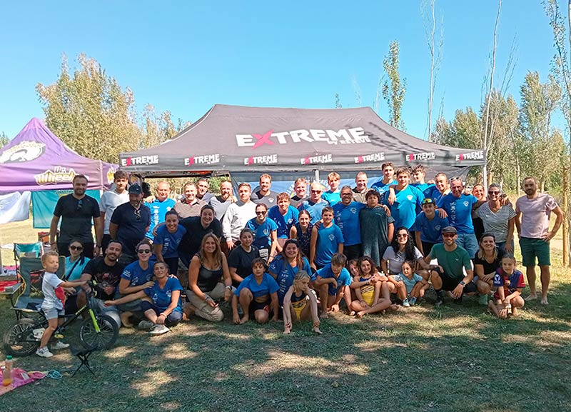 Participants del CN Palamós i acompanyants, després de la travessia de l'Estany de Banyoles, el passat diumenge. (Foto: CN Palamós).