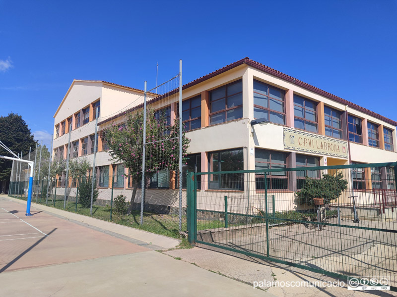 L'antiga escola Vila-romà, que acull l'Institut Escola i l'Aula d'Aprenentatge, ahir al migdia.