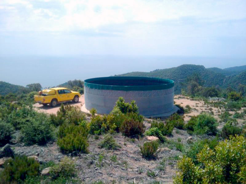 Un dels dipòsits d'aigua del dispositiu contra incendis a les Gavarres. (Foto: ADF Gavarres Marítima).
