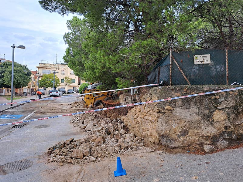 Operaris de la Brigada Municipal treballant per retires les restes del mur que ha cedit al carrer de Roqueta. (Foto: Ajuntament de Palamós).