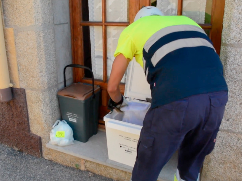 Un operari fent recollida de residus porta a porta a Calonge. (Foto: Ajuntament de Calonge i Sant Antoni).