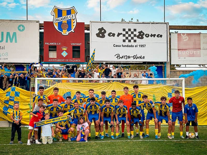 Jugadprs i afició del Palamós, després del partit del diumenge passat. (Foto: Palamós CF - Laura Heras).