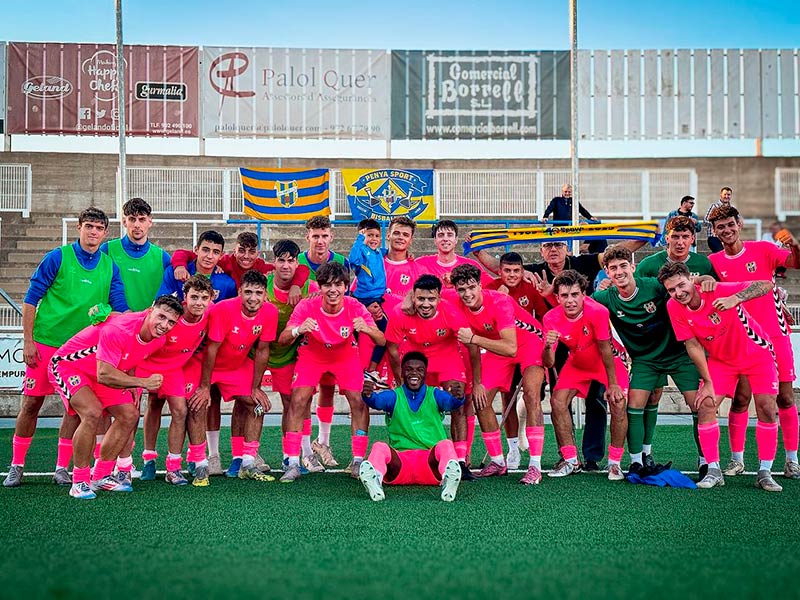 Els jugadors del Palamós celebren la victòria al camp del Figueres. (Foto: Palamós CF - Laura Heras).