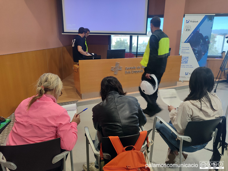 Una vintena de professionals de SSIBE han participat en la formació.