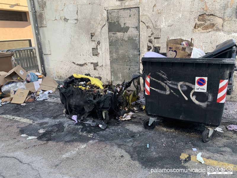 El contenidor cremat a la confluència del carrer d'Orient amb Joan Maragall.