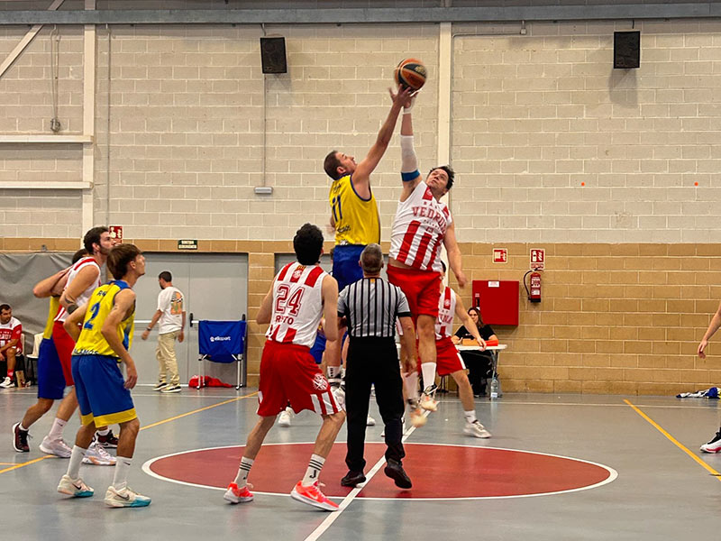 Imatge del derbi palamosí del sènior de Segona Territorial entre el CB Vedruna i el CE Palamós. (Foto: CE Palamós).