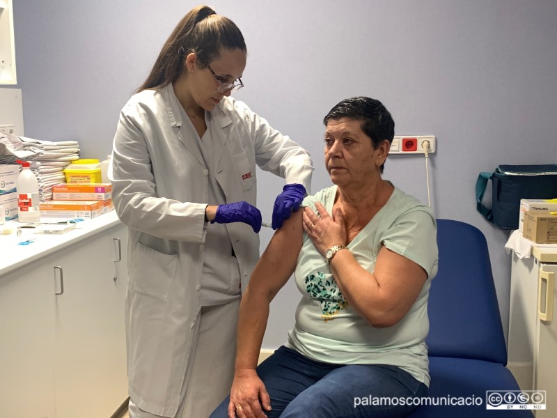 Avui s'ha començat a vacunar de grip i COVID a l'hospital de Palamós a les persones majors de 60 anys.