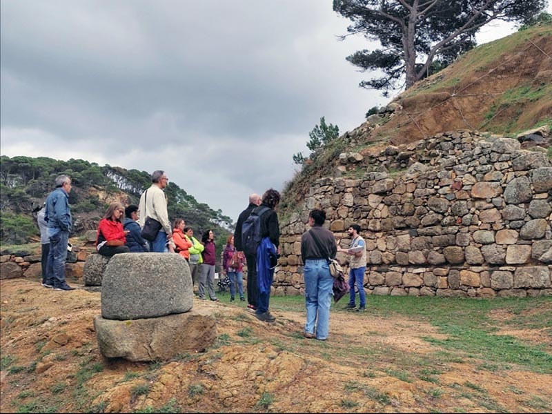 Visitants al jaciment iber de Castell, aquest passat cap de setmana. (Foto: Ajuntament de Palamós).