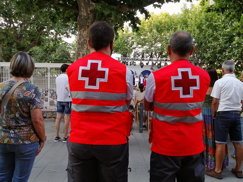 Imatge d'arxiu de dos voluntaris de Creu Roja en un acte a l'Arbreda de Palamós. (Foto: Creu Roja Palamós).