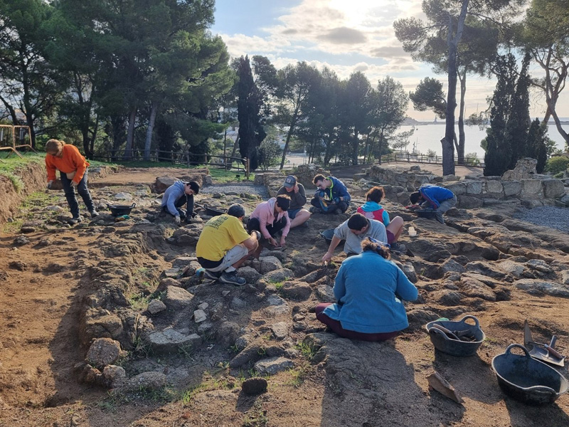 Arquèolegs durant la campanya d'excavacions al Collet. (Foto: Ajuntament de Calonge i Sant Antoni).