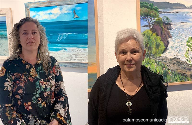 Les pintores Mònica Planas i Carme Payet, davant de les seves obres, avui a la Galeria Monalisi.