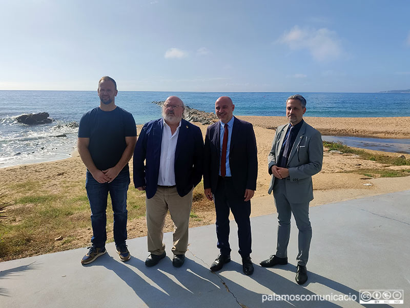 El Delegat del Govern a Catalunya, Carlos Prieto (segon per la dreta), ha visitat avui les platges de Sant Antoni i Es Monestrí.