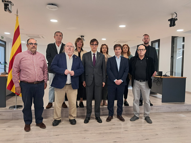 El president Illa amb l'alcalde Jordi Soler i representants del consistori calongí. (Foto: Ajuntament de Calonge i Sant Antoni).