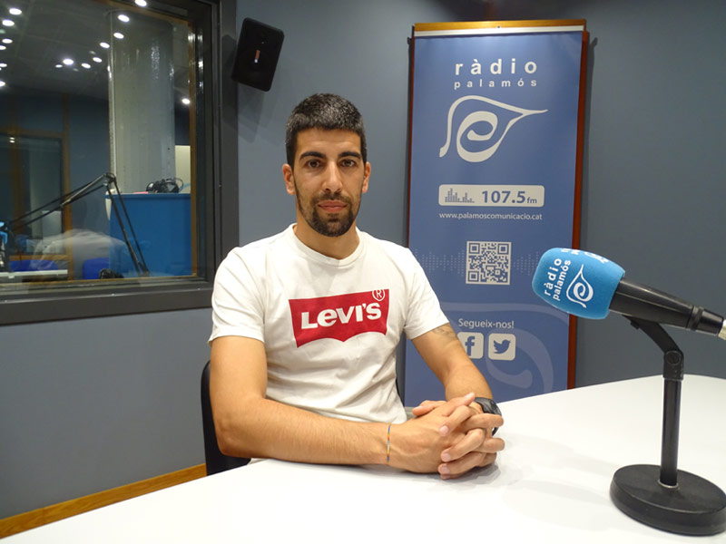 L'entrenador del Palamós CF, Amós Gasca, en una visita als nostres estudis.