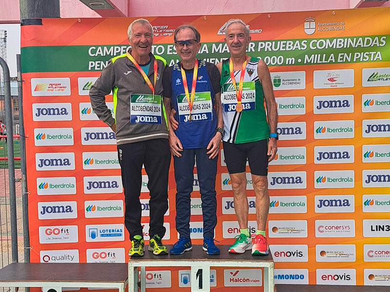 Celso Curiel, al centre, campió d'Espanya de la milla i dels 10.000 metres M75. (Foto: RFEA).