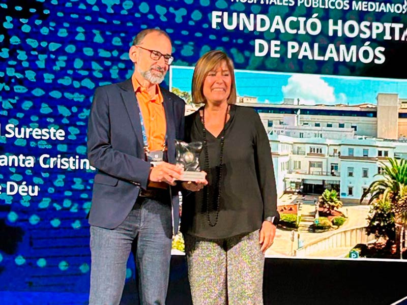 El Dr. Xavier Pérez, gerent de SSIBE, recollint un dels premis Top20 atorgats a l'hospital de Palamós. (Foto: SSIBE).