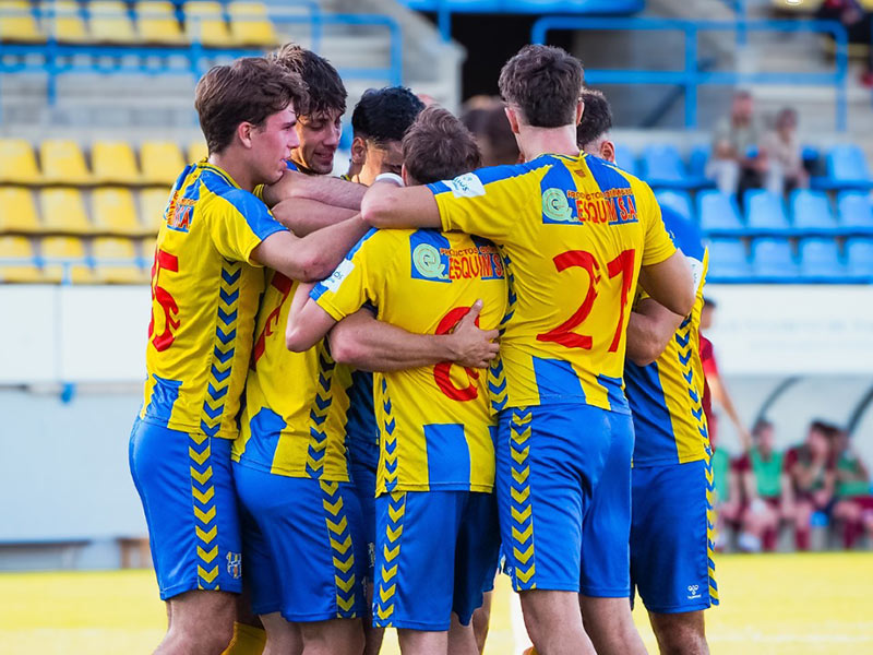 Els jugadors del Palamós celebrant un dels gols enfront l'Atlètic Sant Just. (Foto: Palamós CF - Laura Heras).