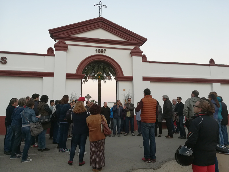 Imatge d'arxiu d'una visita guiada al cementiri de Palamós. (Foto: Ajuntament de Palamós).