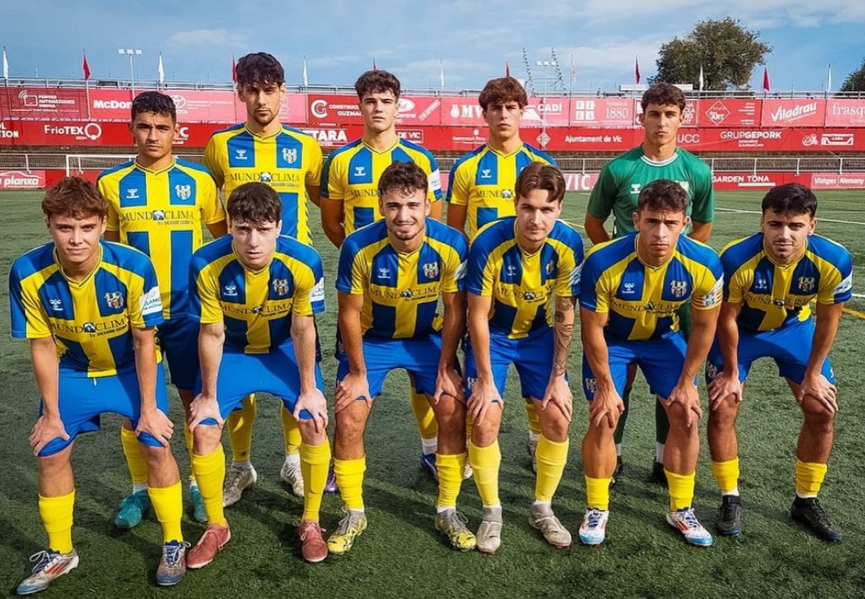 L'onze inicial del Palamós CF davant el Vic. (Foto: Palamós CF - Sergi Cortés)