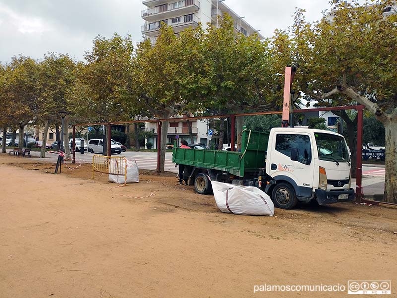 Operaris desmuntant una de les terrasses del passeig del Mar, ahir al matí.