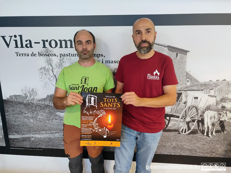 Marc Cornellà i Josep Olivé, de l'AAVV de Sant Joan, amb el cartell de la Vetlla de Tots Sants.