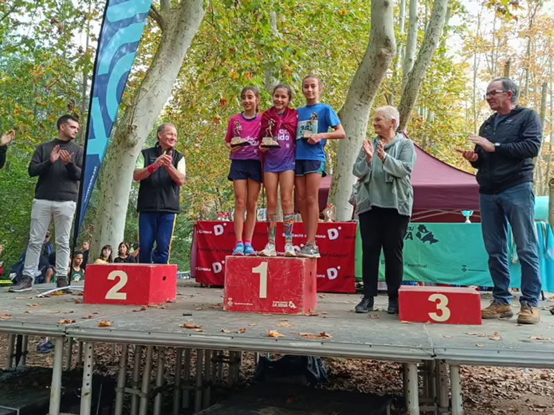 Ivette Martí, amb samarreta blava, tercera classificada del Cros de Santa Coloma de Farners. (Foto: AA Palamós).