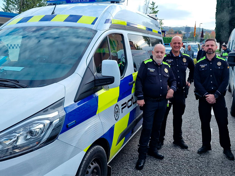 Els tres agents de la Policia Local de Palamós que han sortit aquest matí cap a València. (Foto: Ajuntament de Palamós).
