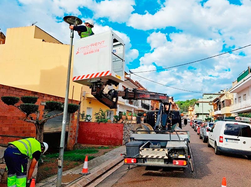 Operaris realitzant les tasques d’instal·lació del nou enllumenat al barri d’Es Pla. (Foto: Ajuntament de Palamós).