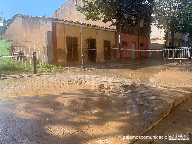 Una de les fuites d'aigua va provocar un esvoranc al carrer de Martí Montaner i Coris.