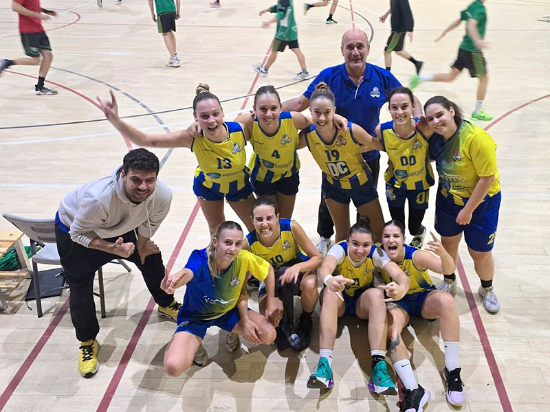 L'equip sènior femení del CE Palamós, celebrant la victòria, aquest passat dissabte. (Foto: CE Palamós).