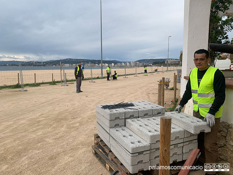 Operaris treballant ja aquest matí a les obres del passeig del Mar de Palamós.